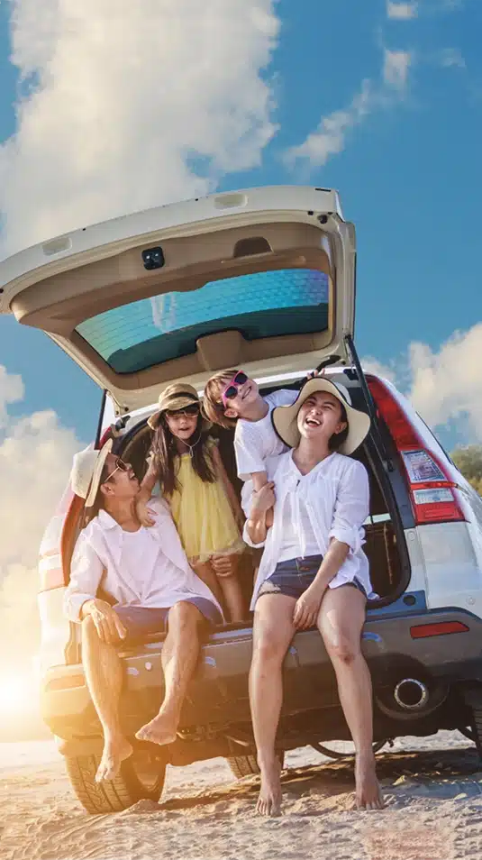 Familie mit Auto im Urlaub